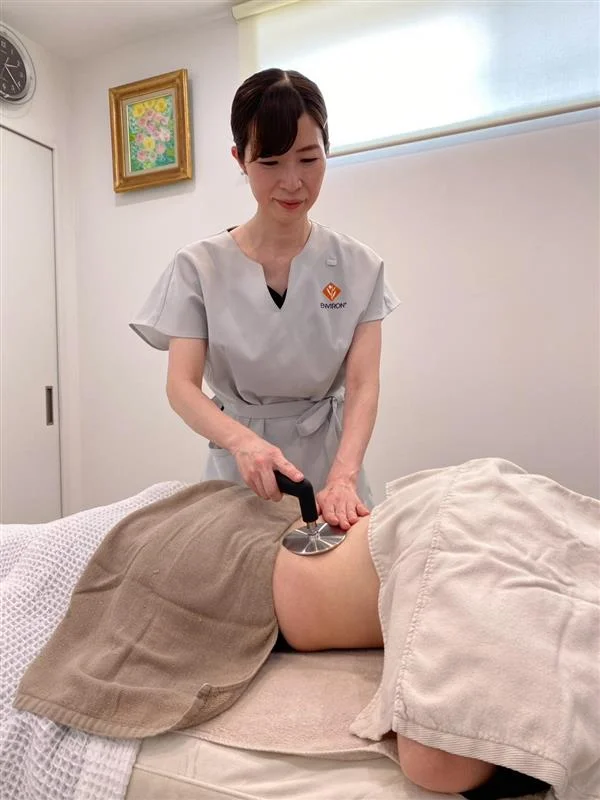 カウンセリングで肌の状態を確認する女性スタッフとお客様の手元